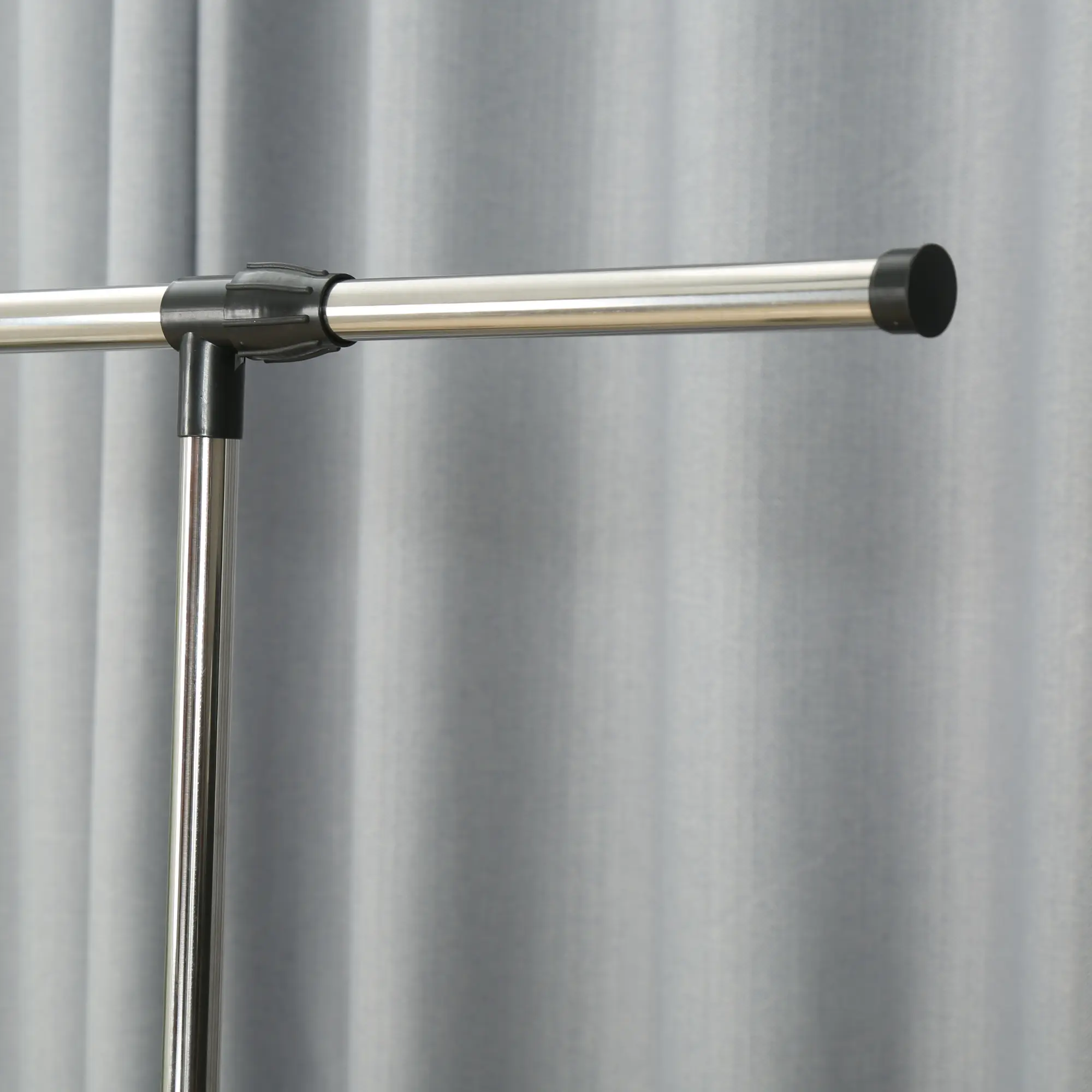 Herzberg HG-03268: Adjustable Single Rod Rolling Clothing Garment Rack